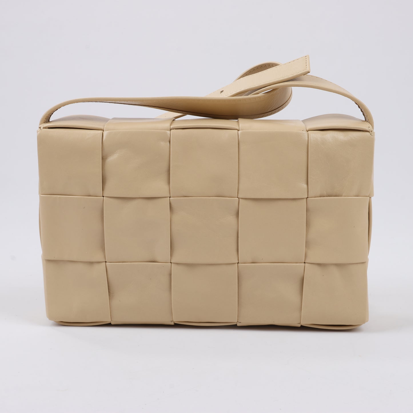 Bottega Veneta Maxi Intrecciato Cassette Sac à bandoulière en cuir en beige