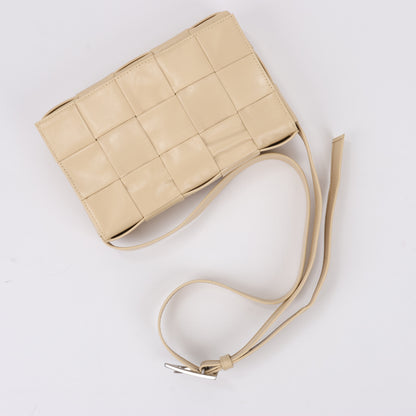 Bottega Veneta Maxi Intrecciato Cassette Sac à bandoulière en cuir en beige