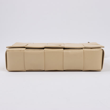 Bottega Veneta Maxi Intrecciato Cassette Sac à bandoulière en cuir en beige