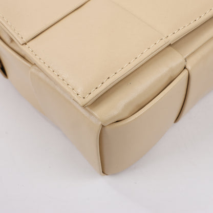 Bottega Veneta Maxi Intrecciato Cassette Sac à bandoulière en cuir en beige