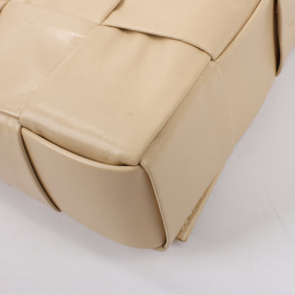 Bottega Veneta Maxi Intrecciato Cassette Sac à bandoulière en cuir en beige