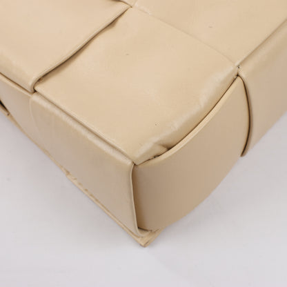 Bottega Veneta Maxi Intrecciato Cassette Sac à bandoulière en cuir en beige