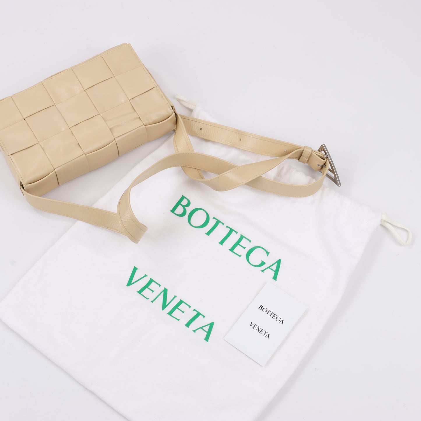 Bottega Veneta Maxi Intrecciato Cassette Sac à bandoulière en cuir en beige