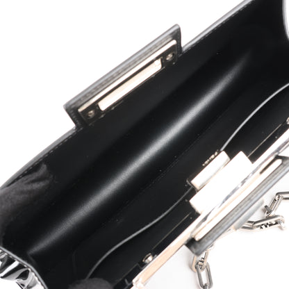 Fendi Peekaboo Cuts Lackleder-Umhängetasche mit Kette in Schwarz 8BN340