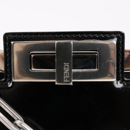 Fendi Peekaboo Cuts Lackleder-Umhängetasche mit Kette in Schwarz 8BN340
