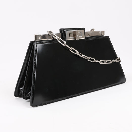 Fendi Peekaboo Cuts Lackleder-Umhängetasche mit Kette in Schwarz 8BN340