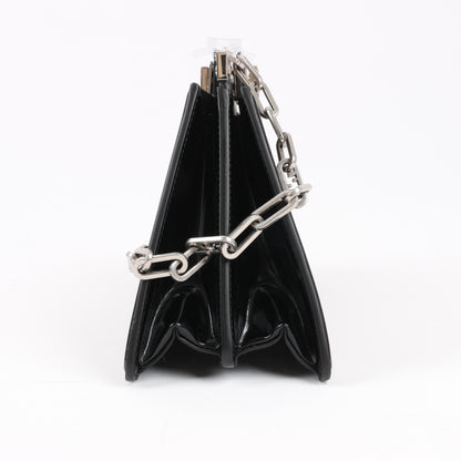 Fendi Peekaboo Cuts Lackleder-Umhängetasche mit Kette in Schwarz 8BN340
