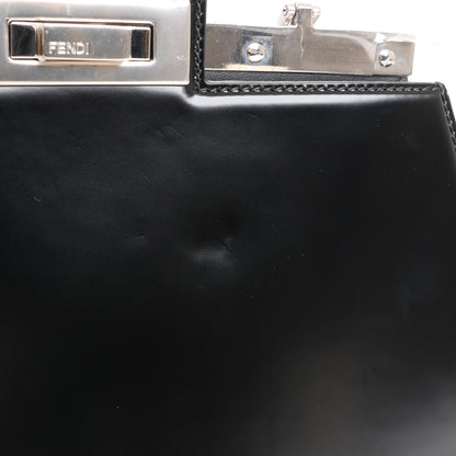 Fendi Peekaboo Cuts Lackleder-Umhängetasche mit Kette in Schwarz 8BN340