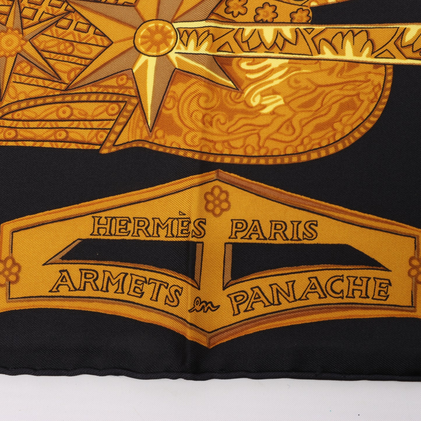 Hermès Carré 90 Seidenschal „ARMETS en PANACHE“.