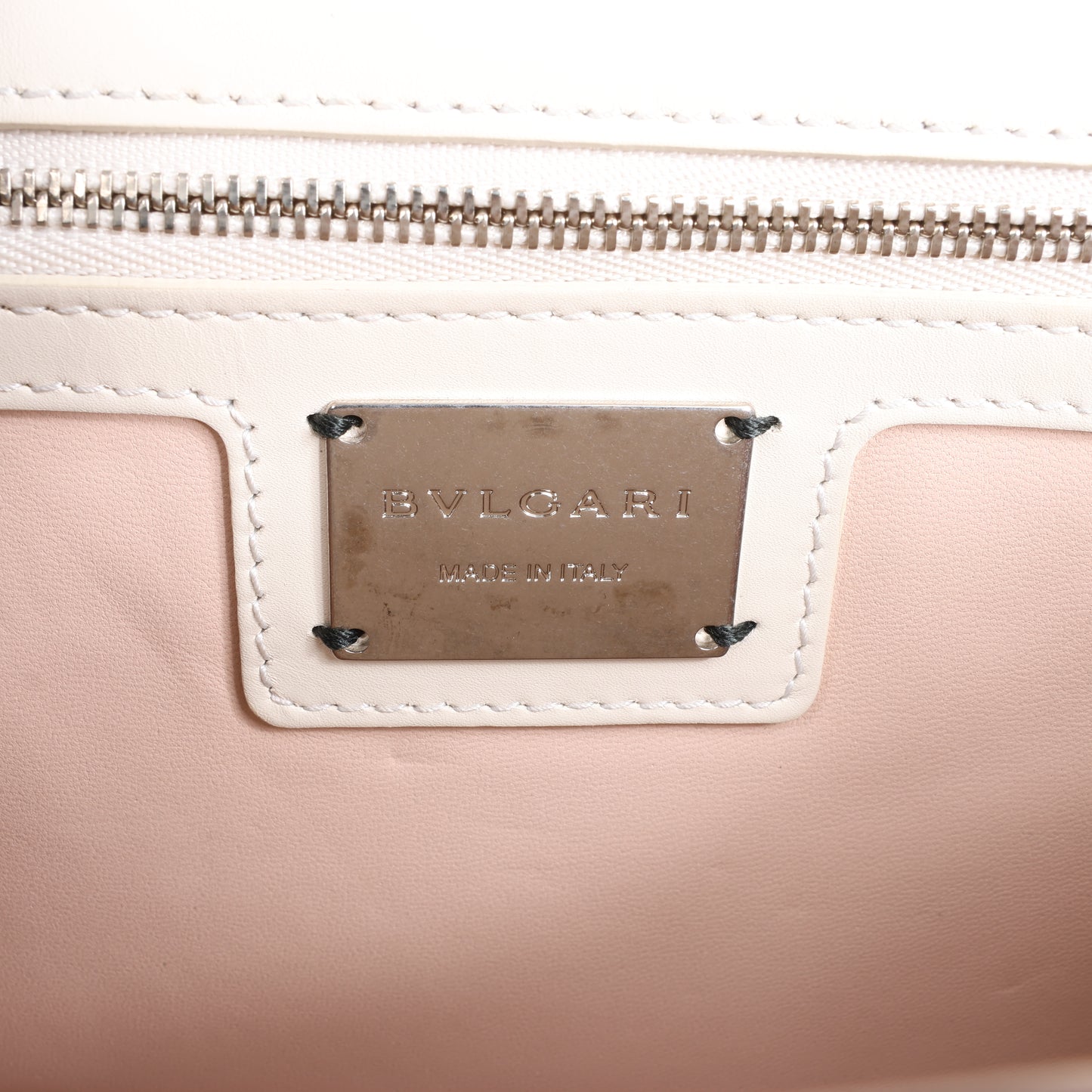 BVLGARI Serpenti Schultertasche aus Leder mit Kette in Weiß