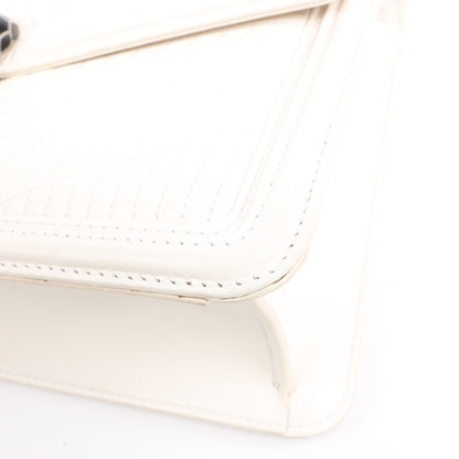 BVLGARI Serpenti Schultertasche aus Leder mit Kette in Weiß