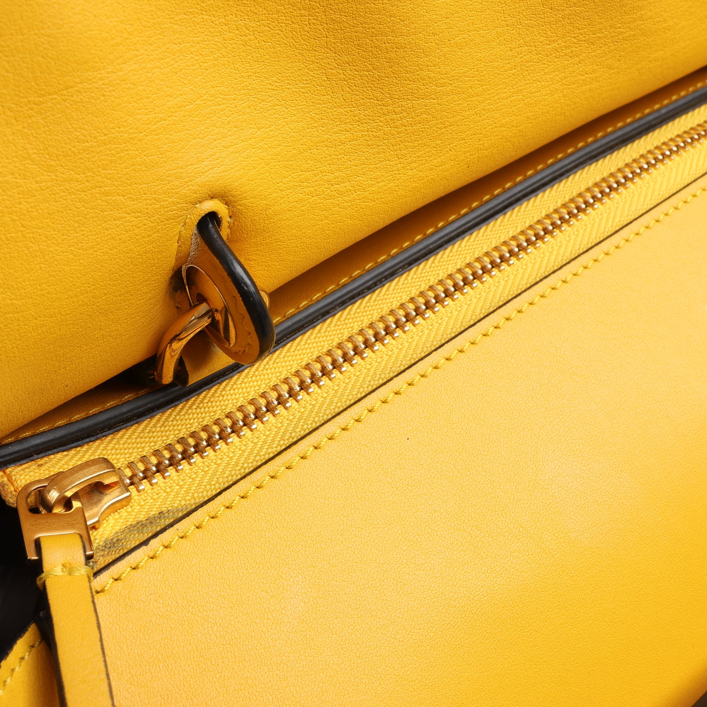 CELINE – 2-Wege-Handtasche aus glattem Kalbsleder in Gelb