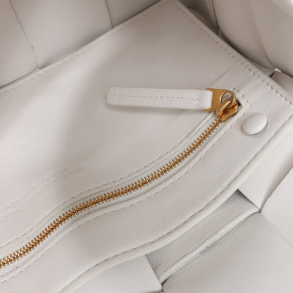 Bottega Veneta Maxi Intrecciato Kassetten-Umhängetasche aus Leder in Weiß