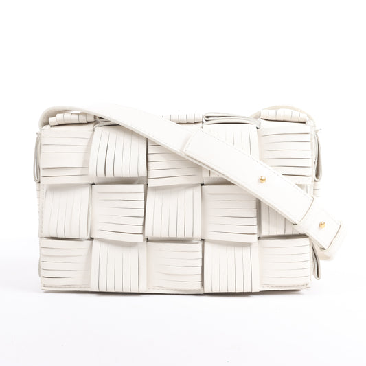 Bottega Veneta Maxi Intrecciato Kassetten-Umhängetasche aus Leder in Weiß