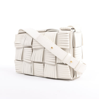 Bottega Veneta Maxi Intrecciato Kassetten-Umhängetasche aus Leder in Weiß