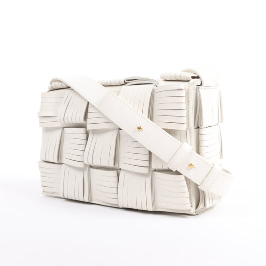 Bottega Veneta Maxi Intrecciato Kassetten-Umhängetasche aus Leder in Weiß
