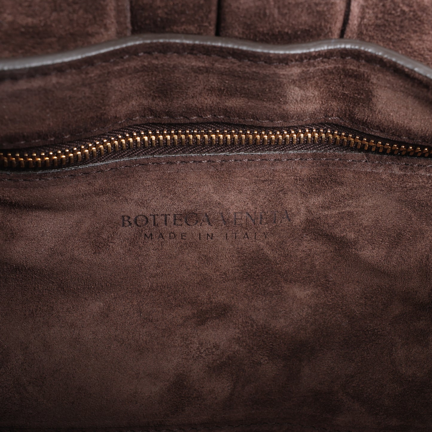 Bottega Veneta gepolsterte Kettenkassetten-Maxi-Schultertasche aus Intrecciato-Wildleder in Braun