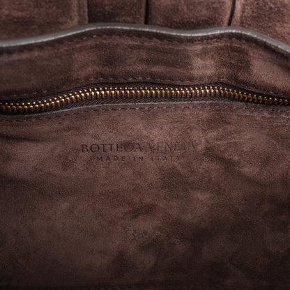 Bottega Veneta gepolsterte Kettenkassetten-Maxi-Schultertasche aus Intrecciato-Wildleder in Braun