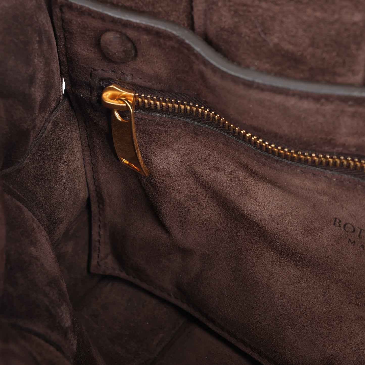 Bottega Veneta gepolsterte Kettenkassetten-Maxi-Schultertasche aus Intrecciato-Wildleder in Braun