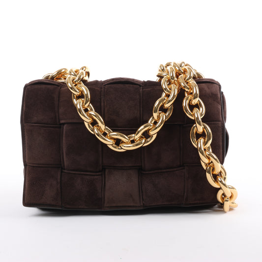 Bottega Veneta gepolsterte Kettenkassetten-Maxi-Schultertasche aus Intrecciato-Wildleder in Braun