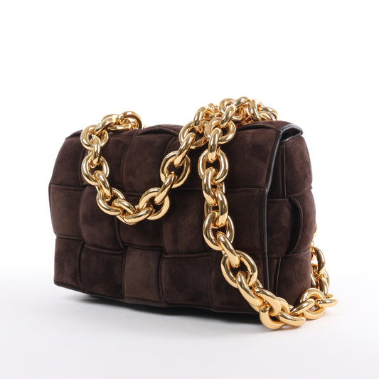 Bottega Veneta gepolsterte Kettenkassetten-Maxi-Schultertasche aus Intrecciato-Wildleder in Braun
