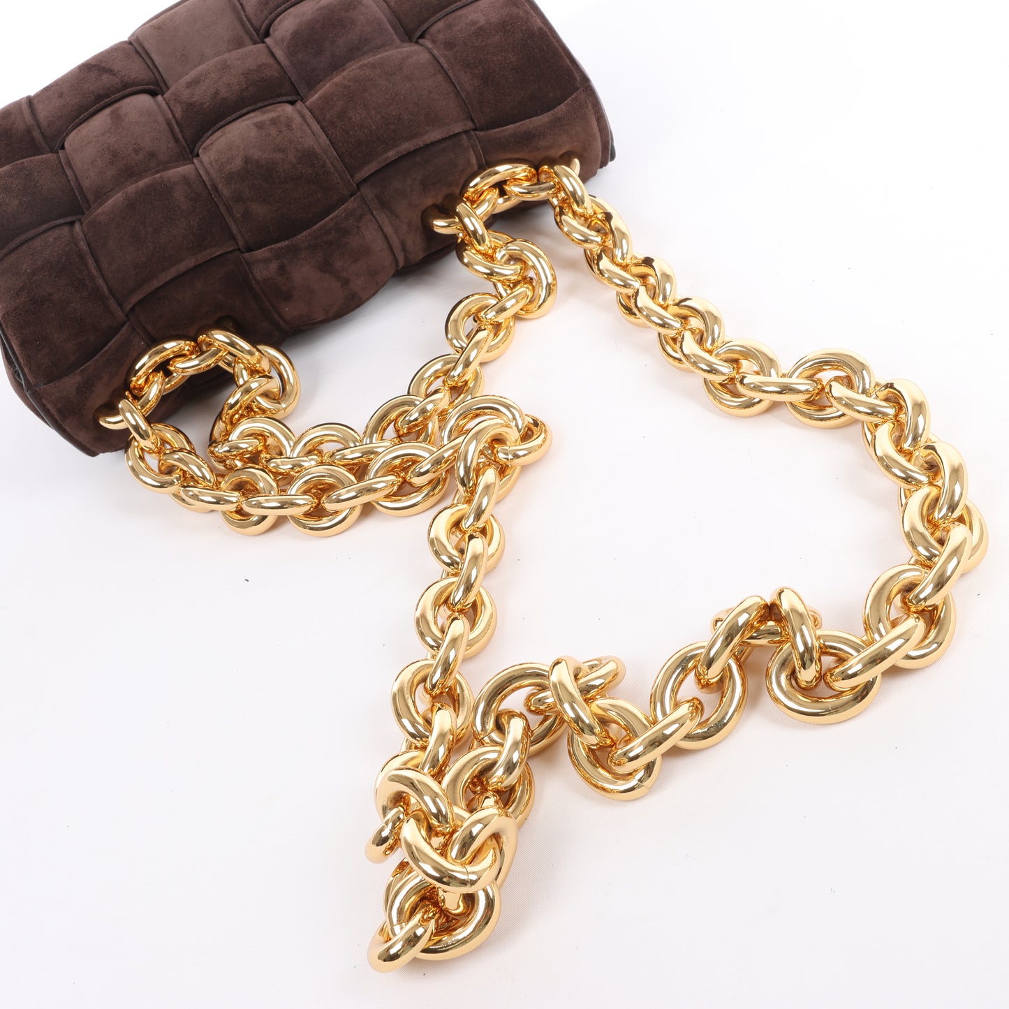 Bottega Veneta gepolsterte Kettenkassetten-Maxi-Schultertasche aus Intrecciato-Wildleder in Braun