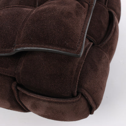 Bottega Veneta gepolsterte Kettenkassetten-Maxi-Schultertasche aus Intrecciato-Wildleder in Braun