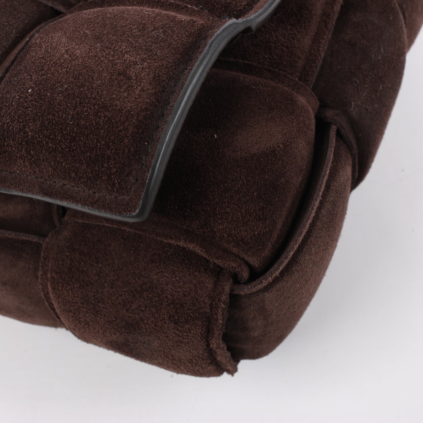 Bottega Veneta gepolsterte Kettenkassetten-Maxi-Schultertasche aus Intrecciato-Wildleder in Braun