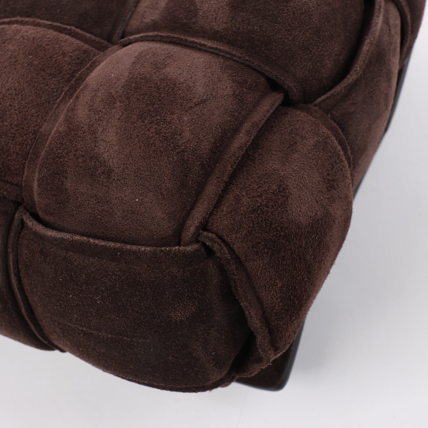 Bottega Veneta gepolsterte Kettenkassetten-Maxi-Schultertasche aus Intrecciato-Wildleder in Braun