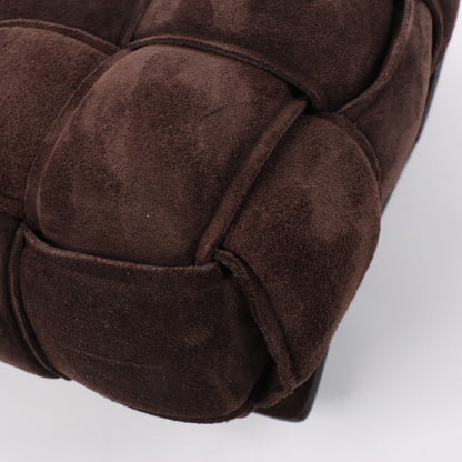 Bottega Veneta gepolsterte Kettenkassetten-Maxi-Schultertasche aus Intrecciato-Wildleder in Braun