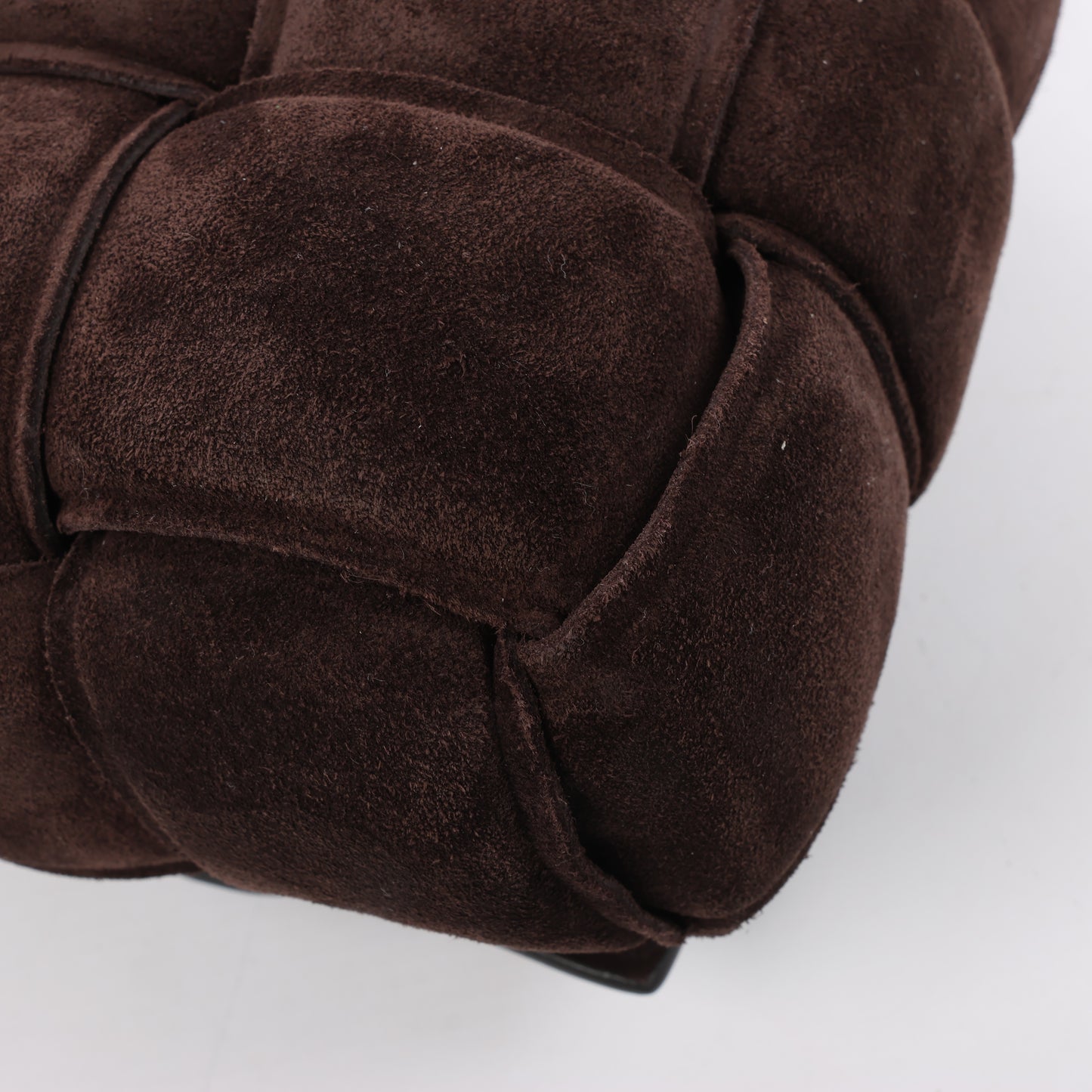 Bottega Veneta gepolsterte Kettenkassetten-Maxi-Schultertasche aus Intrecciato-Wildleder in Braun