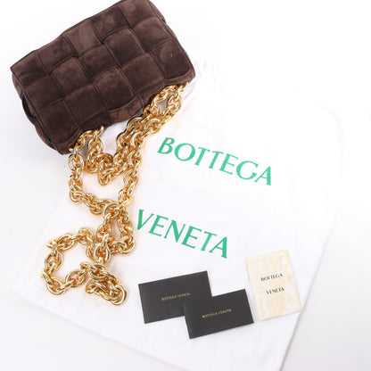 Bottega Veneta gepolsterte Kettenkassetten-Maxi-Schultertasche aus Intrecciato-Wildleder in Braun