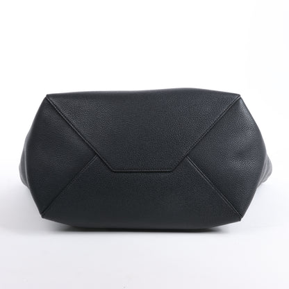 Celine Cabas Phantom, kleine Schultertasche aus schwarzem Leder