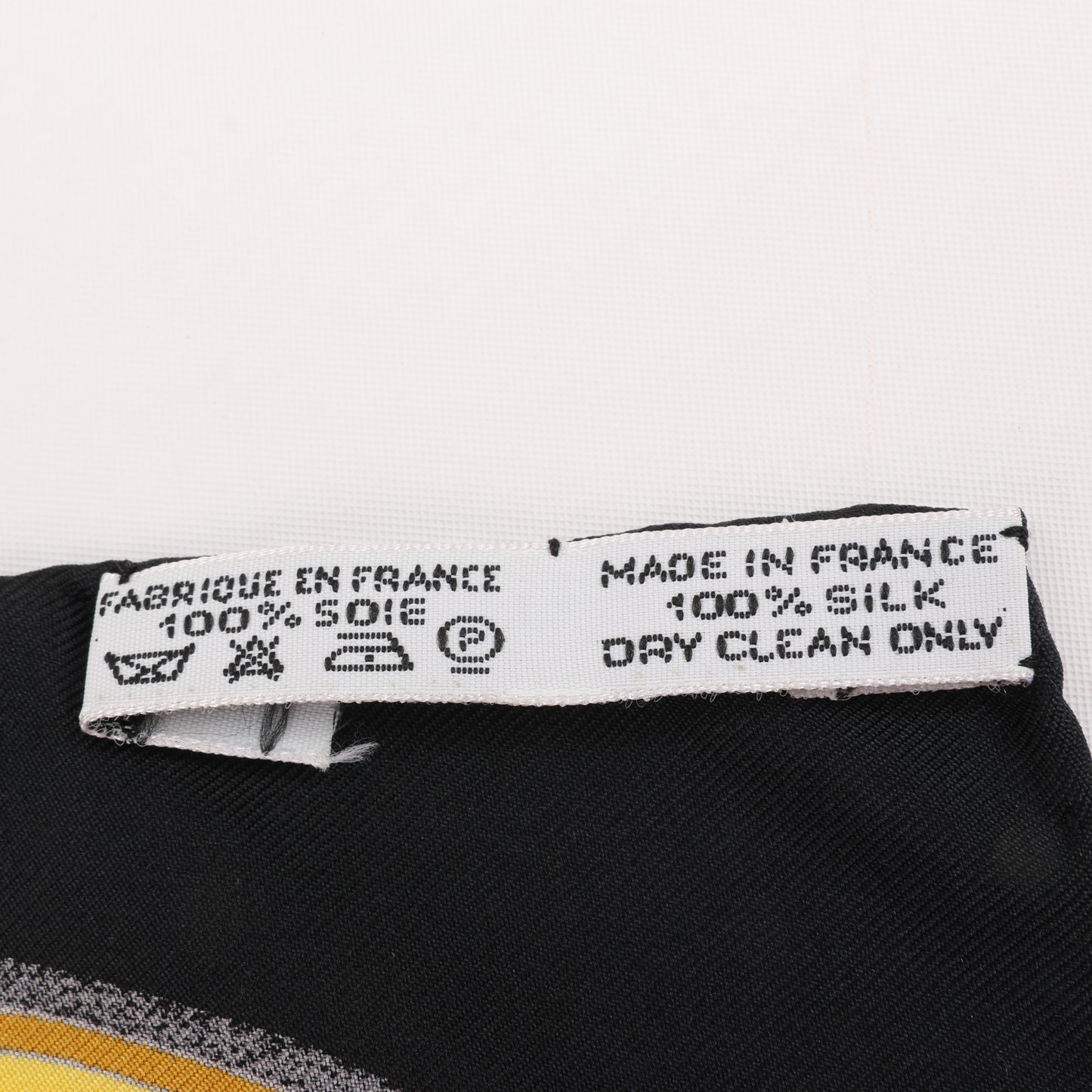 Hermès Carré 90 "GRAND APPARAT" 100% Silk Scarf