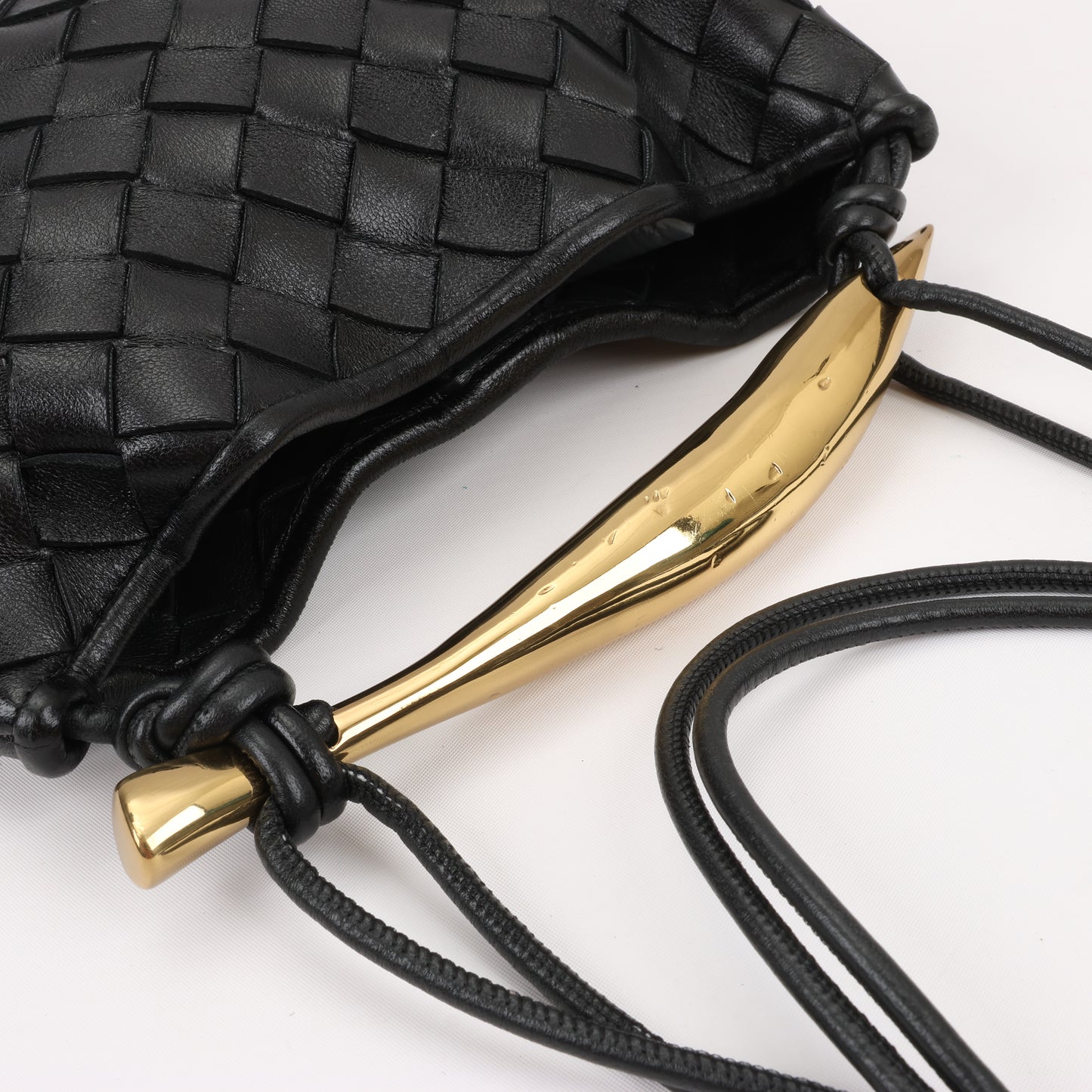 Bottega Veneta Intrecciato Sardines Leder Umhängetasche in Schwarz