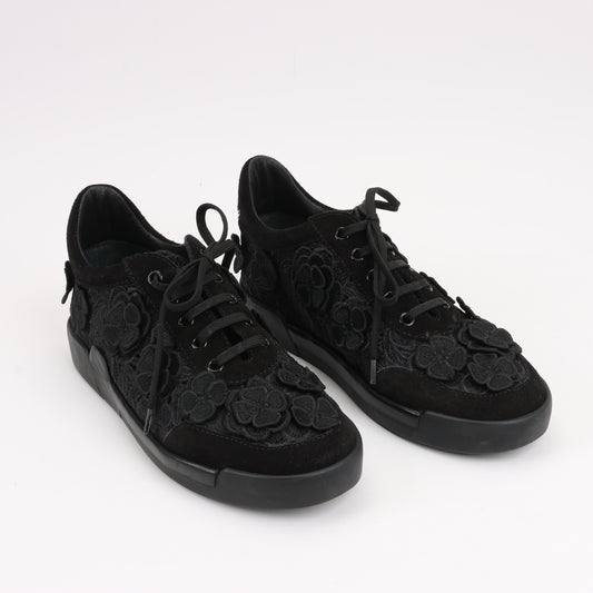 CHANEL Camelia Lace x Wildleder Sneakers in Schwarz G34815, Größe 37