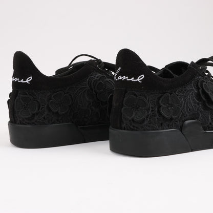 CHANEL Camelia Lace x Wildleder Sneakers in Schwarz G34815, Größe 37