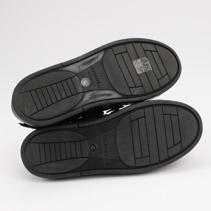 CHANEL Camelia Lace x Wildleder Sneakers in Schwarz G34815, Größe 37