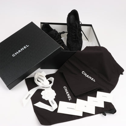 CHANEL Camelia Lace x Wildleder Sneakers in Schwarz G34815, Größe 37
