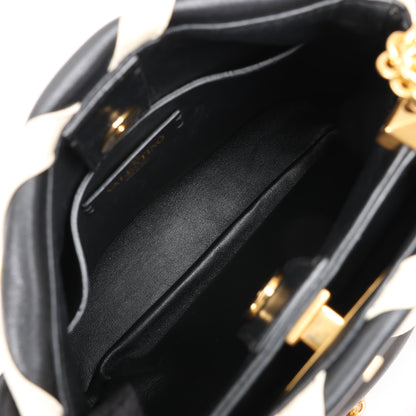 Valentino Garavani – 3-Wege-Schultertasche aus Leder mit römischen Nieten in Schwarz x Beige