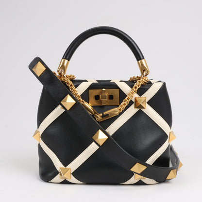 Valentino Garavani – 3-Wege-Schultertasche aus Leder mit römischen Nieten in Schwarz x Beige