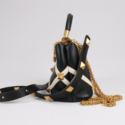 Valentino Garavani – 3-Wege-Schultertasche aus Leder mit römischen Nieten in Schwarz x Beige
