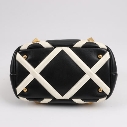 Valentino Garavani – 3-Wege-Schultertasche aus Leder mit römischen Nieten in Schwarz x Beige