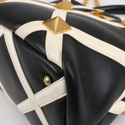 Valentino Garavani – 3-Wege-Schultertasche aus Leder mit römischen Nieten in Schwarz x Beige