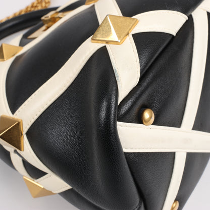 Valentino Garavani – 3-Wege-Schultertasche aus Leder mit römischen Nieten in Schwarz x Beige