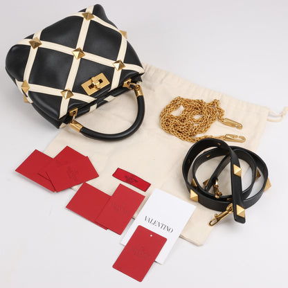 Valentino Garavani – 3-Wege-Schultertasche aus Leder mit römischen Nieten in Schwarz x Beige