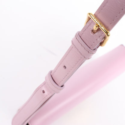 Celine Triomphe, kleine Schultertasche aus glattem Leder in Rosa