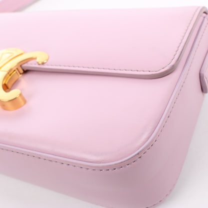 Celine Triomphe, kleine Schultertasche aus glattem Leder in Rosa