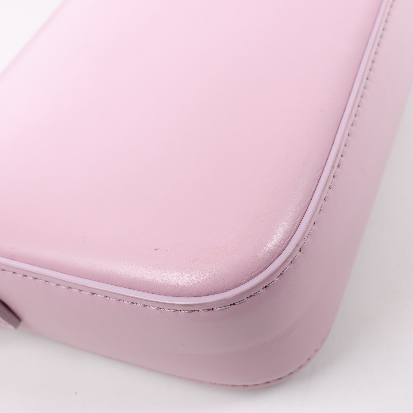 Celine Triomphe, kleine Schultertasche aus glattem Leder in Rosa