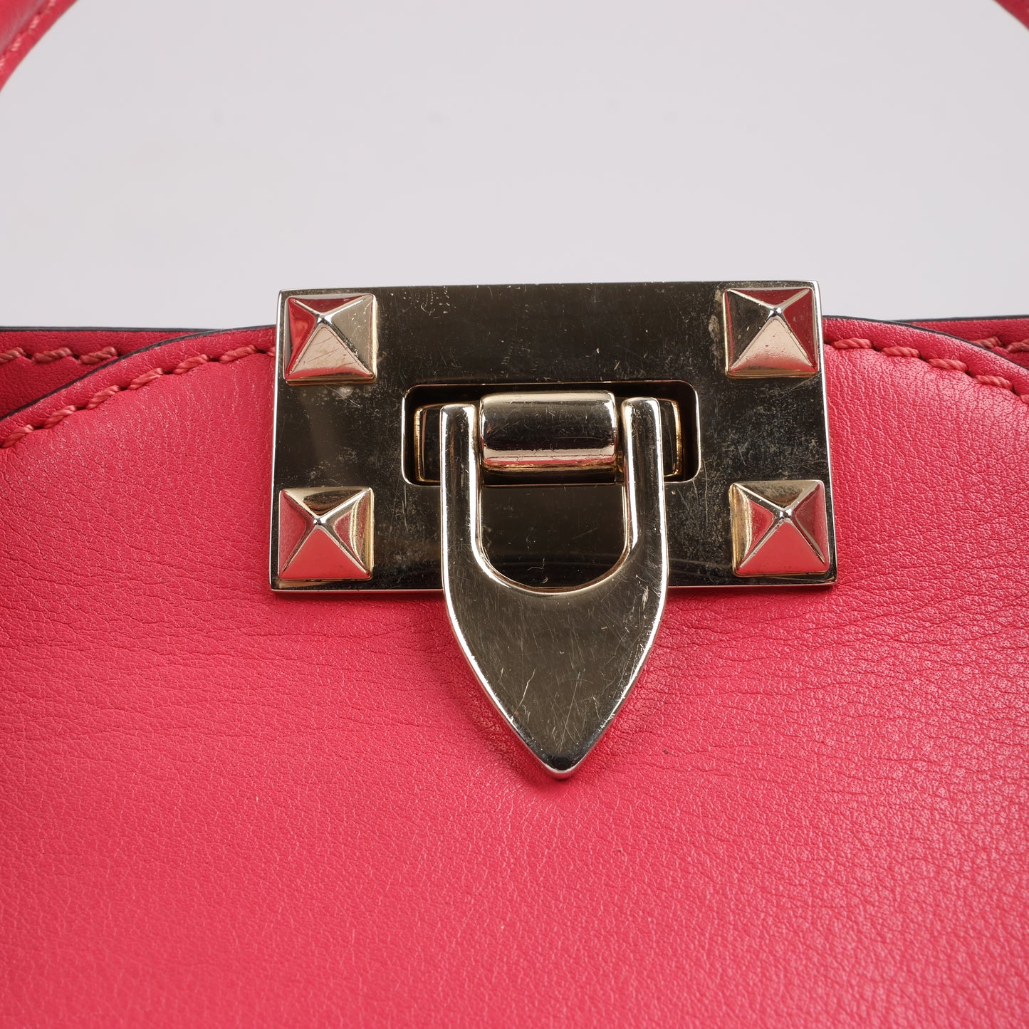 Sac à main Valentino Garavani Rockstud en cuir rose à double compartiment